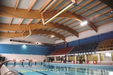 Nowe drewniane dźwigary od wewnątrz basenu