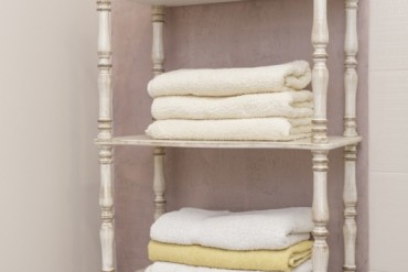 Tuscany - wooden bright shelf with towels