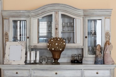 Mediterranean interior - a classy retro shelf with ornaments