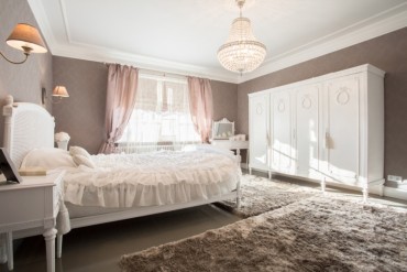 Enormous luxury old fashioned bedroom with crystal chandelier