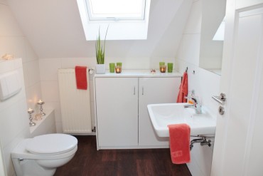 Skosy w łazience na poddaszu powodują ograniczenia możliwości montażu sprzętów sanitarnych. Fot. Pixabay